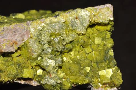  Uraninite Uses in Nuclear Fuel and Radioactive Dating? Let's Explore This Mysterious Mineral!